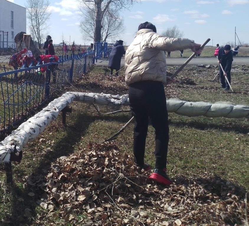 Чистый школьный двор.